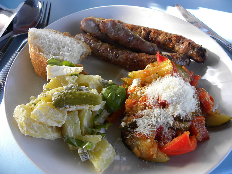 Koude Aardappelsalade met Merguez en Zoetzure Groentjes op Tomaatbasis