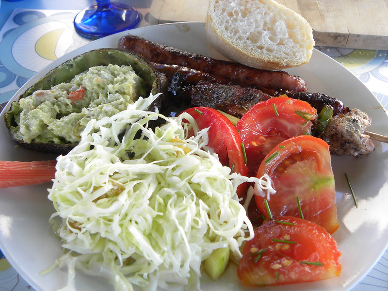 Barbecuefeest met Worstjes, Kalkoenbrochettes, Gemarineerde Tomaten, Fijne Witte Kool en Gevulde Avocado met Krab-Garnaal