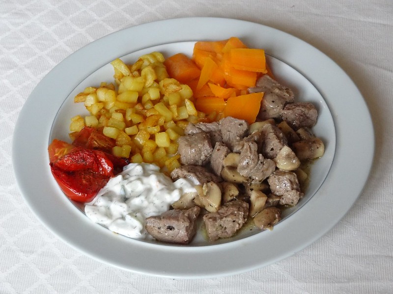 Biefstuk met Champignons, Aardappelpartjes, Tzatziki, Wortel en Tomaat